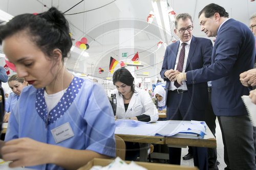 Gerd Mueller, CSU, besucht Textilfabrik