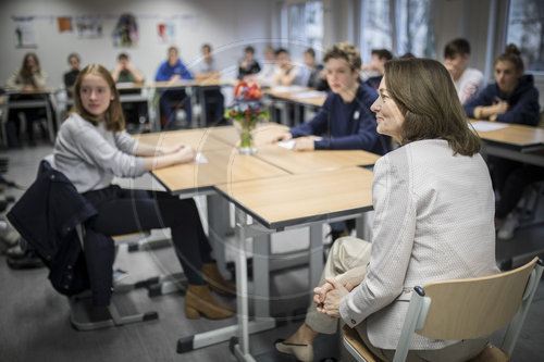 Katarina Barley trifft Schueler im Beethoven-Gymnasium
