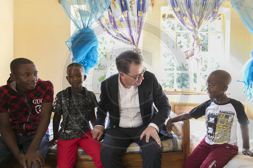 Bundesentwicklungsminister Gerd Mueller, CSU besucht das SOS-Kinderdorf in Malawi