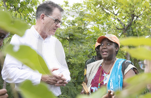 Bundesentwicklungsminister Gerd Mueller besucht landwirtschaftliches Projekt.