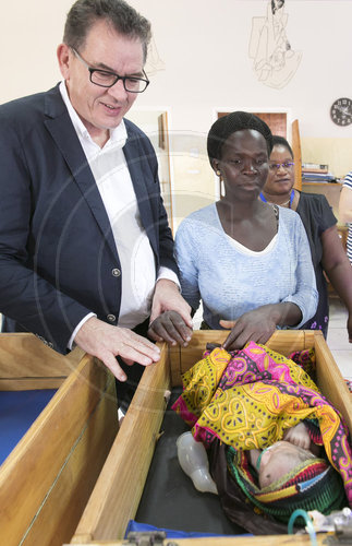 Bundesentwicklungsminister Gerd Mueller, CSU besucht die Geburtsstation des Nkhoma, Malawi,  Krankenhaus