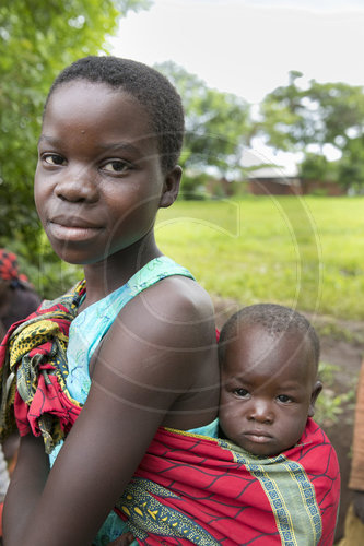 Sehr junge Mutter und ihr Baby in Malawi