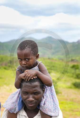 Skeptisches Kind auf der Schulter seiner Vaters