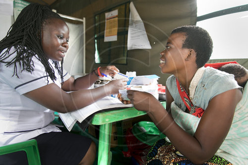 Gesundheitsversorgung zur Geburtenkontrolle fuer Frauen in einem Zeltkrankenhaus.  in Malawi