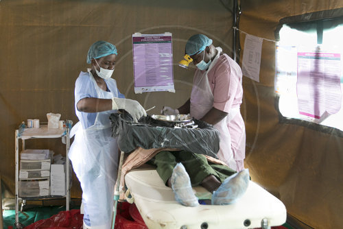 Gesundheitsversorgung zur Geburtenkontrolle fuer Frauen in einem Zeltkrankenhaus.  in Malawi