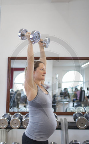 Schwangere Frau beim Sport