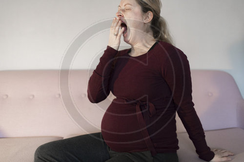 Schwangere Frau gaehnt