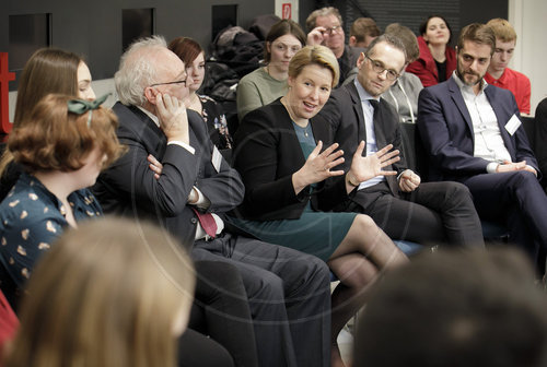 BM Maas und BM Giffey diskutieren mit Jugendlichen