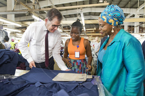 Bundesentwicklungsminister Gerd Mueller, CSU, in der Textilfabrik Dignity|DTRT