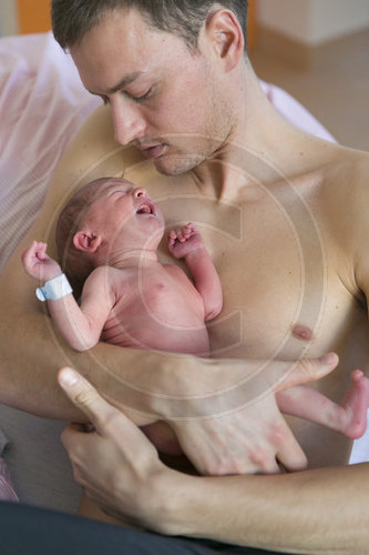 Neugeborenes Baby mit Vater
