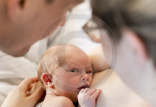 Neugeborenes Baby und Eltern