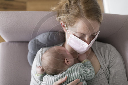 Saeugling und Mutter mit Mundschutz