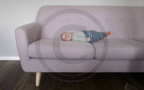 Baby auf Sofa