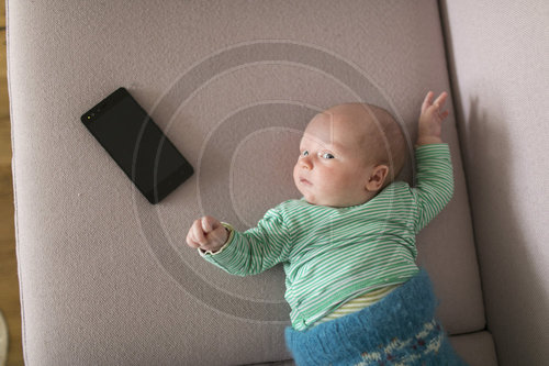 Baby und Smartphone