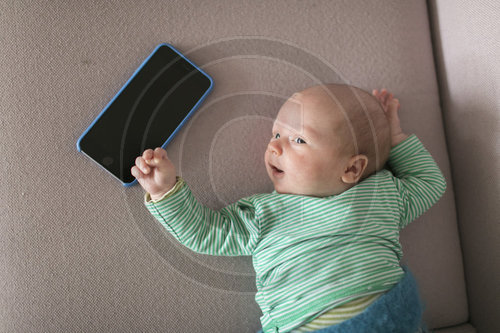 Baby und Smartphone