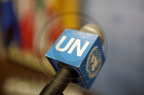 Mikrophon mit einem UN / VN Logo.