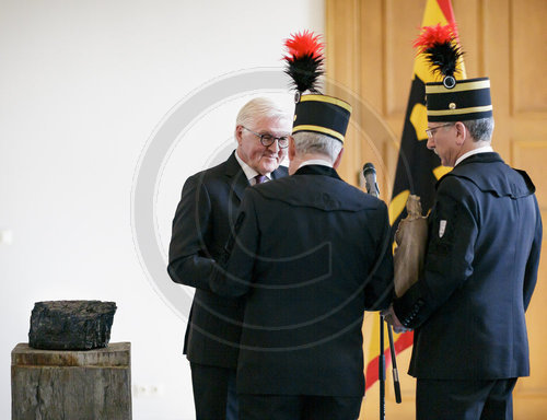 Bundespraesident Frank-Walter Steinmeier - letzten Stuecks Steinkohle