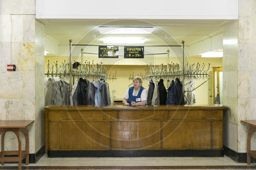 Frau an der Garderobe im Aussenministerium der russischen Foederation in Moskau