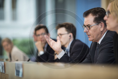 Gerd Mueller bei Vorstellung der Waldstudie