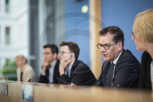 Gerd Mueller bei Vorstellung der Waldstudie