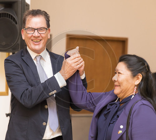 Bundesentwicklungsminister Gerd Mueller, CSU, trifft Joenia Wapichana, indigene Abgeordnete