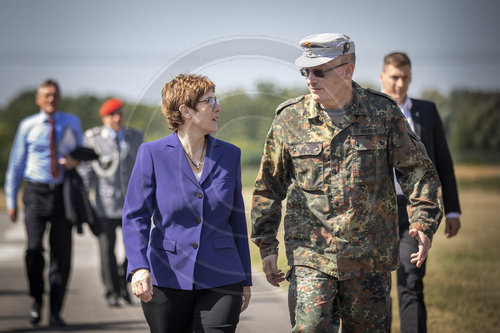 Kramp-Karrenbauer besucht Einsatzfuehrungskommando der Bundeswehr