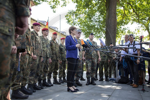 Kramp-Karrenbauer besucht Einsatzfuehrungskommando der Bundeswehr