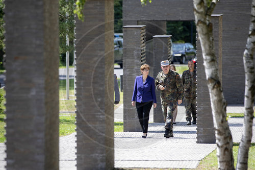 Kramp-Karrenbauer besucht Einsatzfuehrungskommando der Bundeswehr