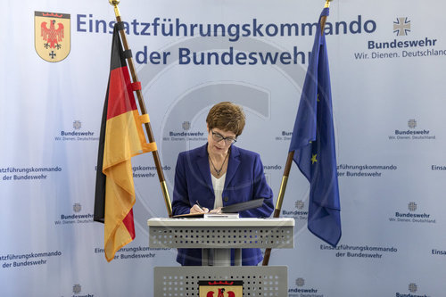 Kramp-Karrenbauer besucht Einsatzfuehrungskommando der Bundeswehr