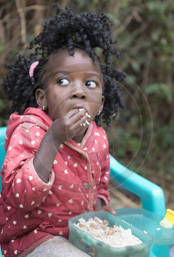 Essendes Kind in Kibera