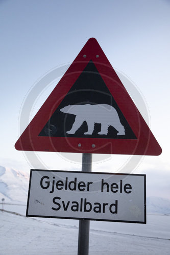 Verkehrsschild warnt vor Eisbaeren