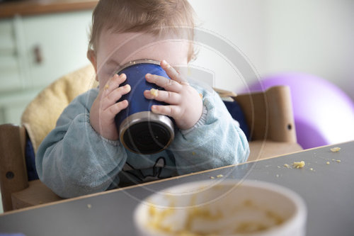 Baby trinkt Wasser zum Essen