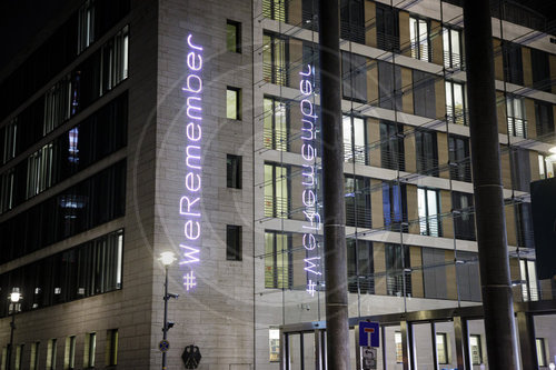 WeRemember Schriftzug am Auswaertigen Amt