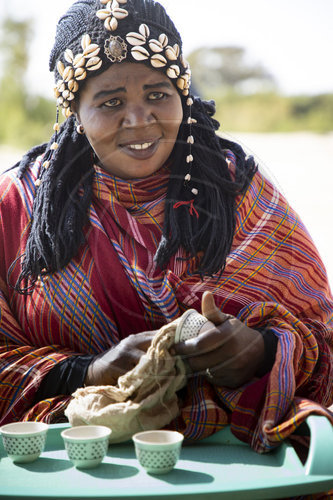 Frau in traditioneller Kleidung im Sudan