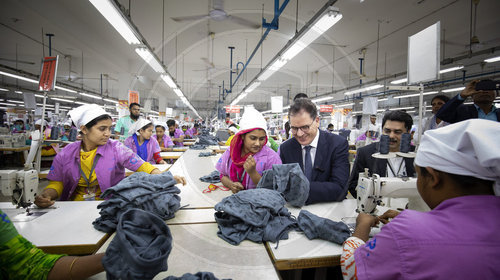 Bundesentwicklungsminister Gerd Mueller, CSU, in Textilfabrik in Bangladesch