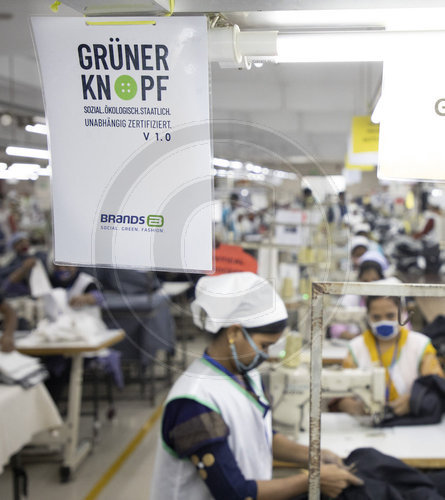 Bundesentwicklungsminister Gerd Mueller, CSU, in Textilfabrik in Bangladesch