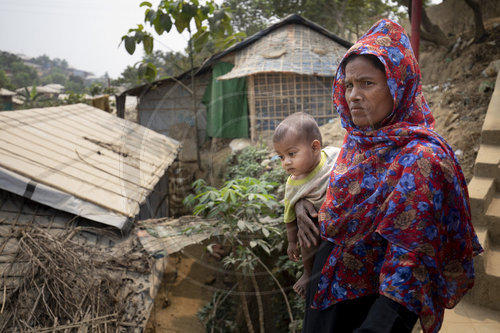 Mutter mit Kind im Fluechtlingslagers ,Bangladesch