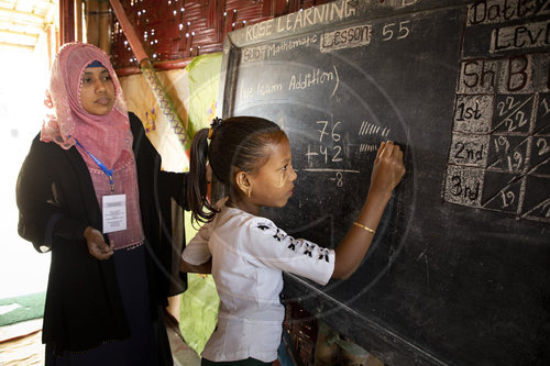 Schulunterricht im Fluechtlingslagers Kutupalong