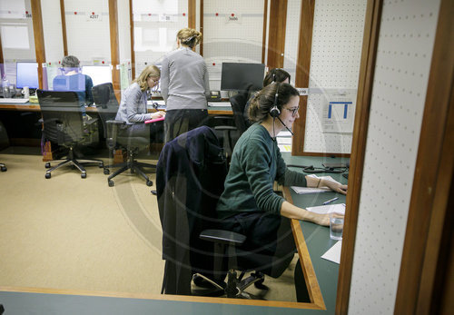 Mitarbeiter an der Telefon-Hotline des Krisenstabes des Auswaertigen Amtes
