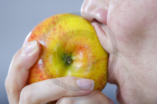 Apfel essen