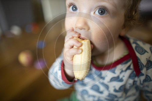 Kind mit Banane