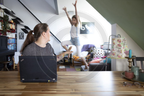 Frau mit Laptop am Esstisch