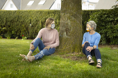 Frauen mit Masken