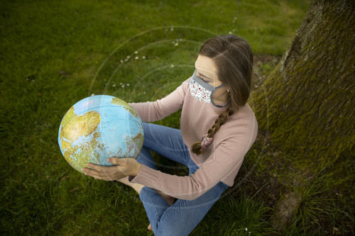 Frau mit Globus