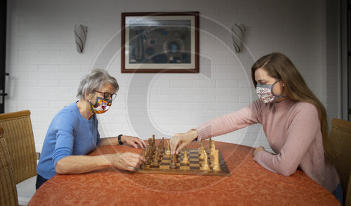 Frauen mit Masken