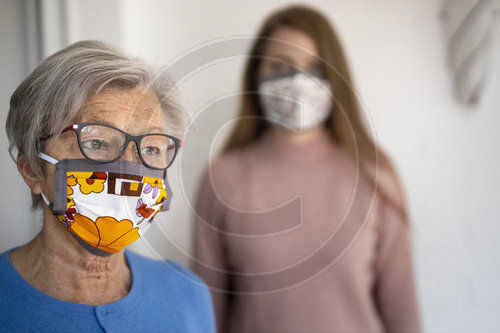 Frauen mit Masken