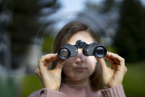 Frau mit Fernglas.