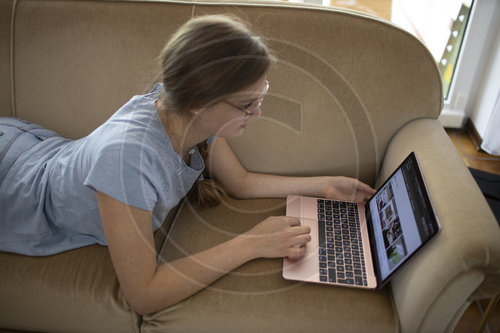 Studentin studiert online