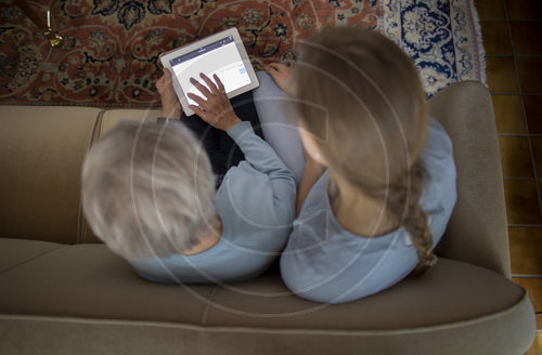 Zwei Frauen mit ipad