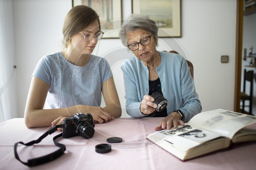 Zwei Frauen mit analoger Kamera